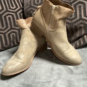 Boutique by Corkys Stylish Tan Ankle Boots booties